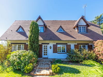 Belle maison aves de beaux volumes et un sous-sol total