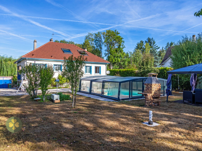 Maison familiale avec sous-sol total et piscine