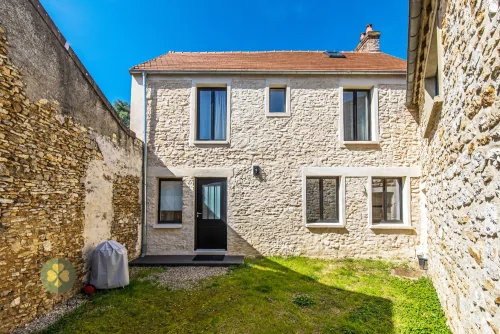 Maison 8 pièces 106 m² · à Charme · 106 m² · 330 000 €
